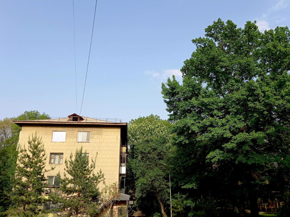 Квартира На Набережной Almaty Esterno foto