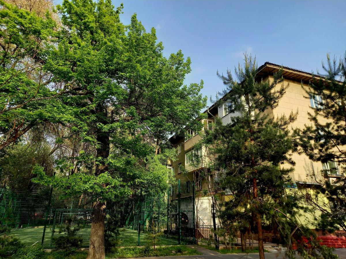 Квартира На Набережной Almaty Esterno foto