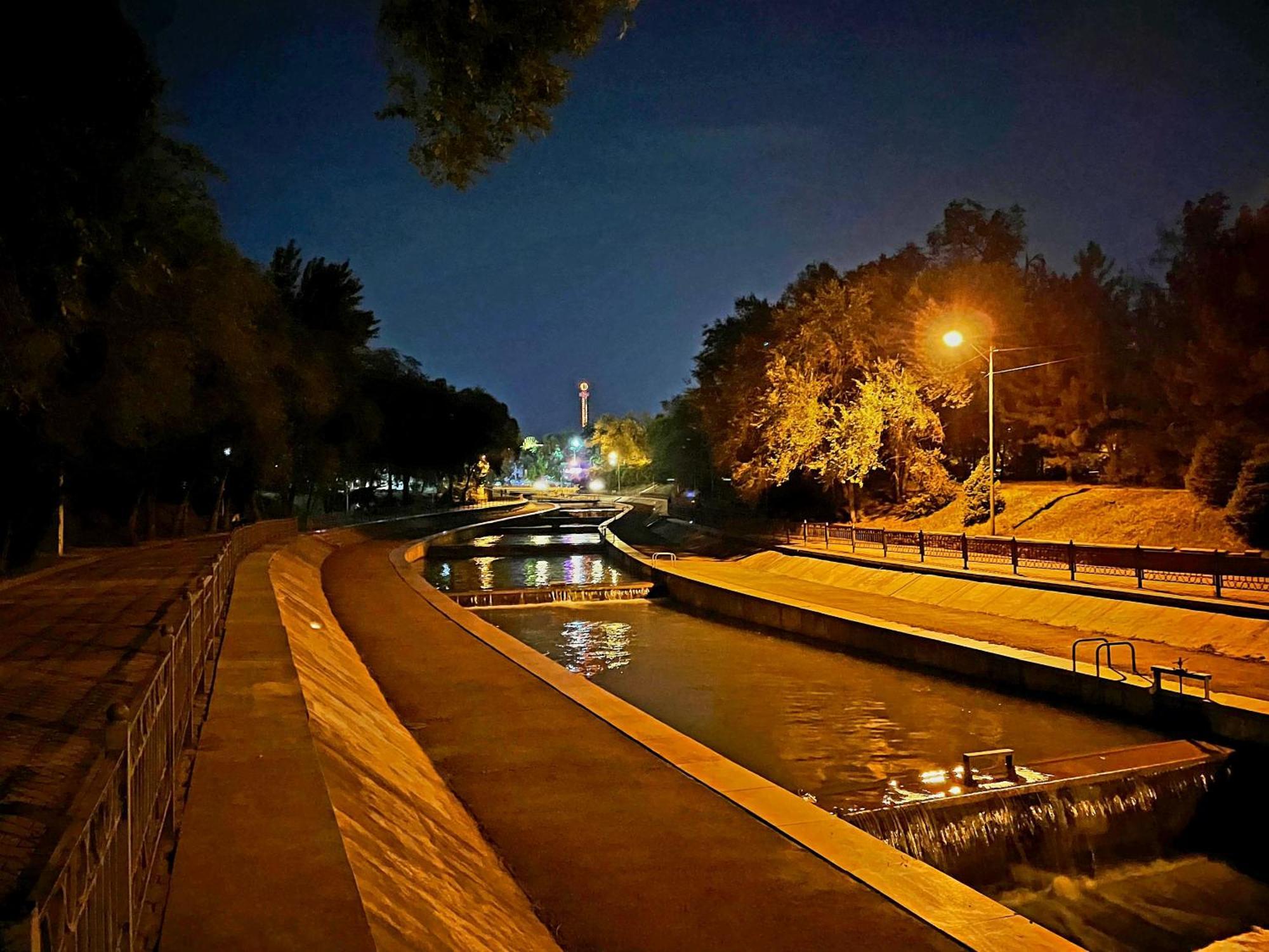 Квартира На Набережной Almaty Esterno foto